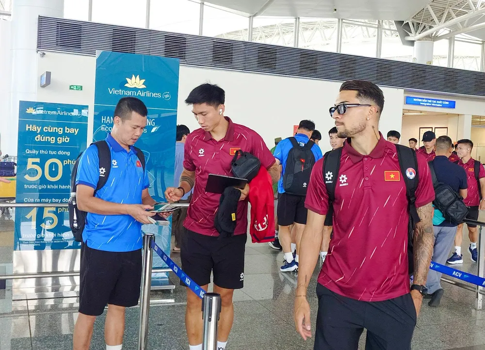 Các cầu thủ làm thủ tục tại sân bay Nội Bài
