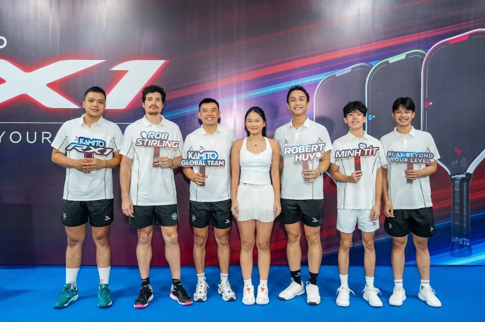 Lý Hoàng Nam (thứ 3 từ trái sang), tay vợt hàng đầu Việt Nam đến chia vui cùng các đồng đội.