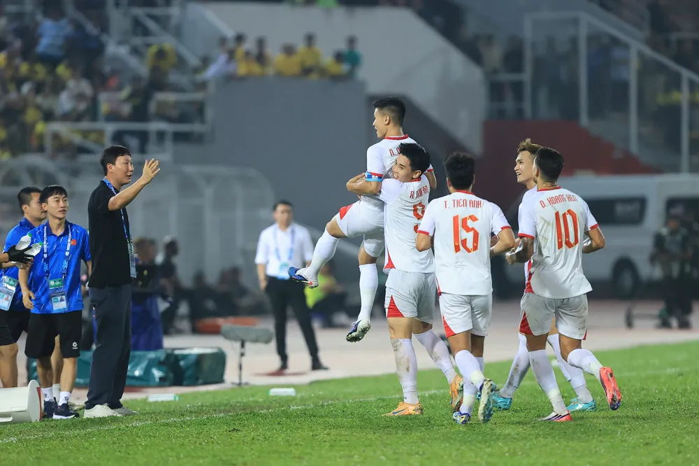 Niềm vui của thầy trò HLV Kim Sang-sik khi kéo dài mạch trận bất bại lên con số 23. HẢI HOÀNG