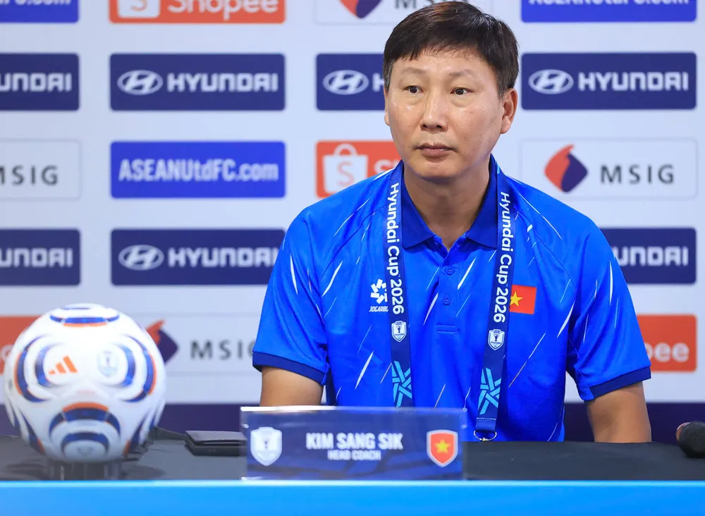 HLV Kim Sang-sik tại buổi họp báo trưa 18-8
