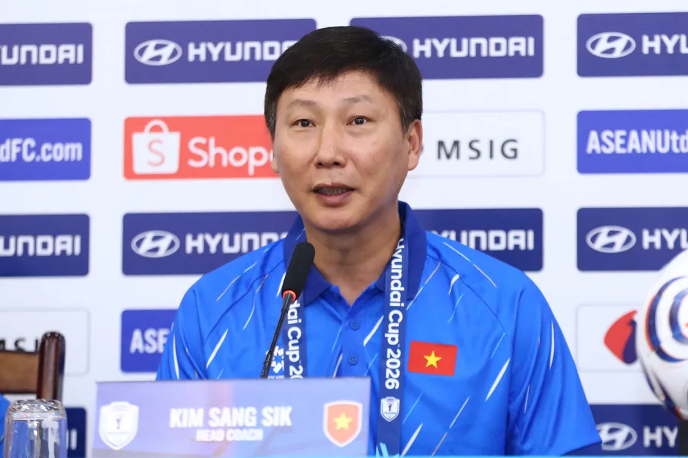 HLV Kim Sang-sik cùng các học trò sẵn sàng để nâng Cúp vô địch vào tối 26-8 (Ảnh: MINH HOÀNG)