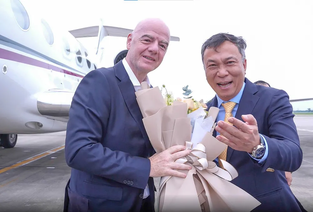 Chủ tịch VFF Trần Quốc Tuấn đón Chủ tịch FIFA Gianni Infantino tại sân bay Nội Bài