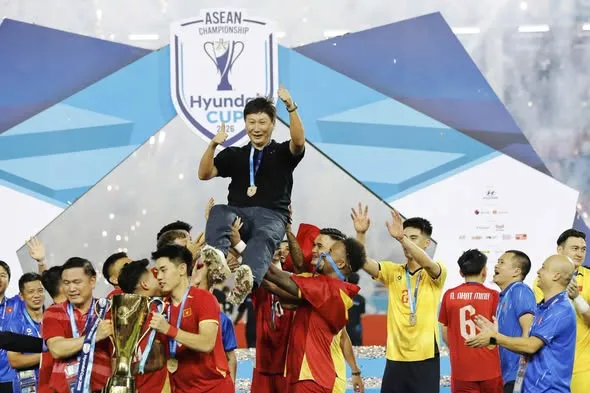 Thầy trò HLV Kim Sang-sik chờ chinh phục đỉnh cao mới. Ảnh: ANH KHOA