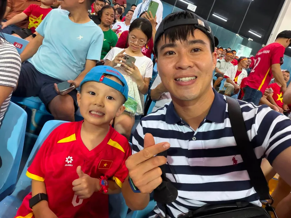 Duy Mạnh và con trai đến sân Mỹ Đình cổ vũ cho các đồng đội ở trận chung kết lượt về ASEAN Cup 2026 (Ảnh: FBNV)