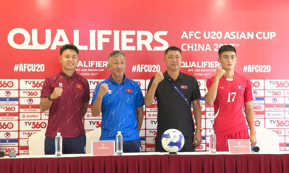HLV Yutaka Ikeuchi (áo xanh) quyết tâm cùng U20 Việt Nam tham dự VCK U20 châu Á 2027. Ảnh: ĐOÀN NHẬT