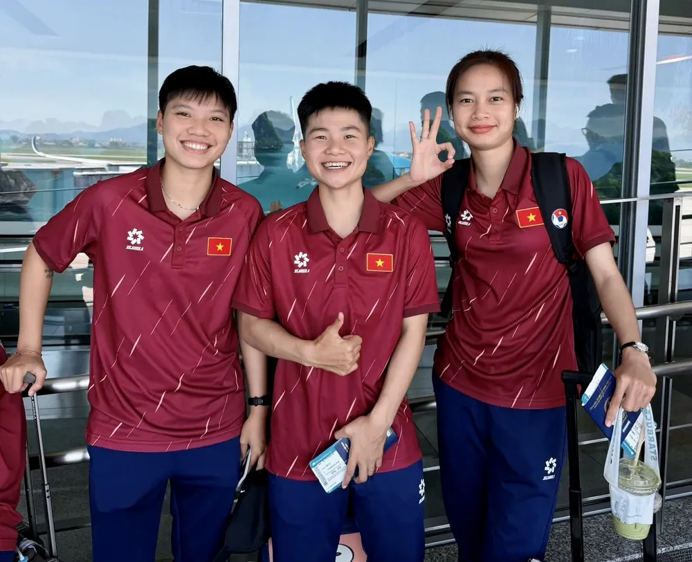 Tuyết Ngân (giữa) cùng các đồng đội lên đường sang tập huấn tại Trung Quốc vào ngày 2-9. Ảnh: ĐOÀN NHẬT