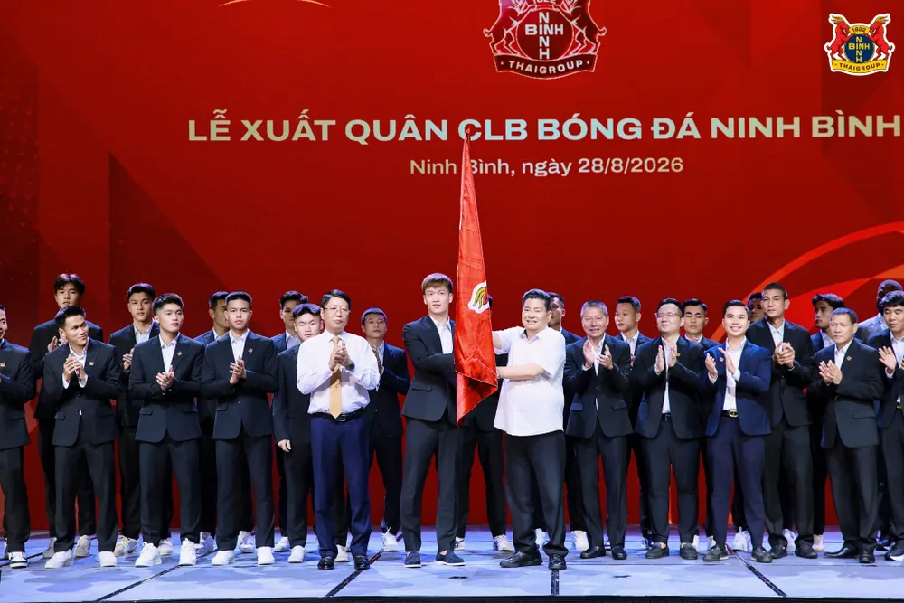 Lãnh đạo Câu lạc bộ Ninh Bình trao cờ xuất quân tham dự mùa bóng 2026-2027 cho đội trưởng Hoàng Đức (Ảnh: CAO OANH)