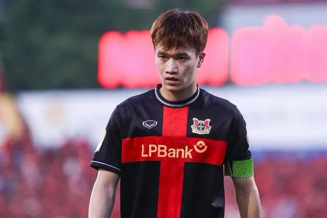 Hoàng Đức làm khán giả ở trận ra quân của Ninh Bình tại V-League 2026-2027. Ảnh: NBFC