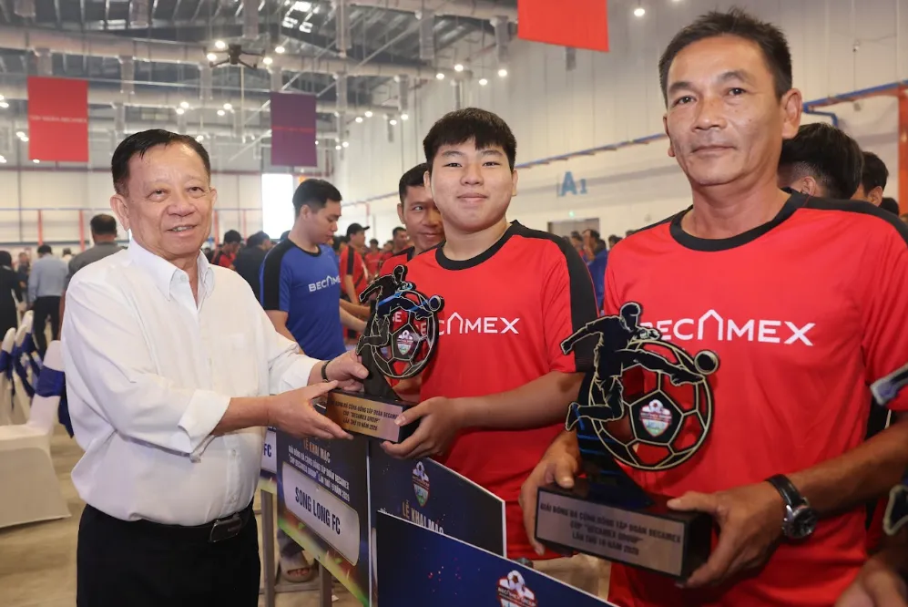 Ông Nguyễn Văn Hùng, Chủ tịch HĐQT Tập đoàn Becamex trao kỷ niệm chương đến các đội tham dự giải (Ảnh: HOÀNG TRIỀU)