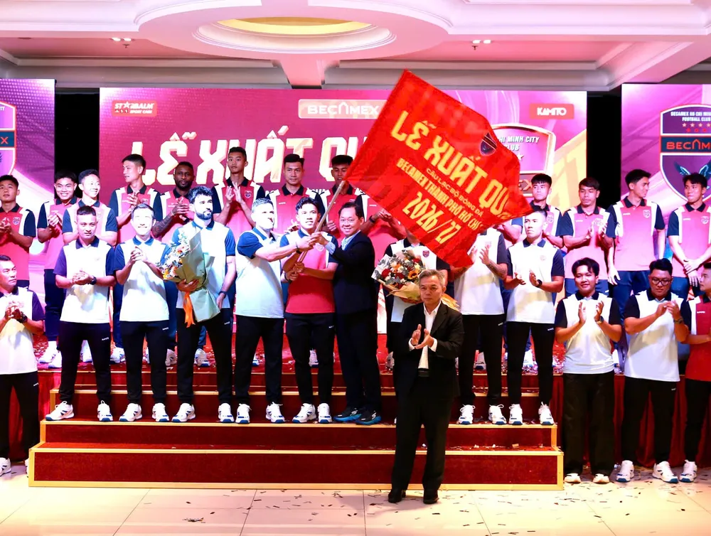 Ông Nguyễn Văn Thanh Huy, Phó Tổng Giám đốc Tập đoàn Becamex trao cờ xuất quân đến tập thể CLB Becamex TPHCM tại lễ xuất quân. Ảnh: KHẢ HÒA
