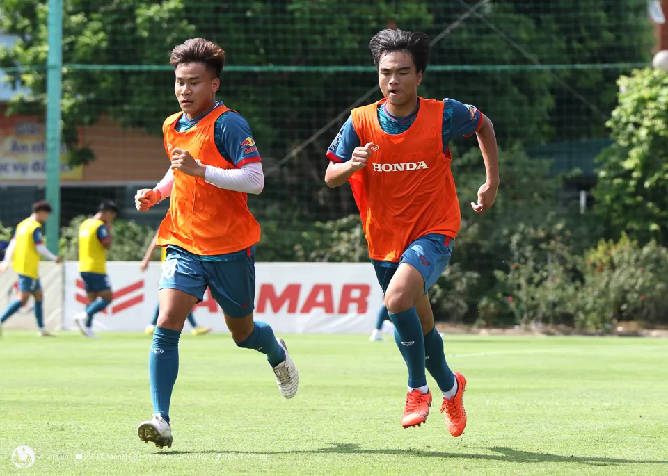 Nguyễn Công Phương (bên phải) lỡ hẹn cùng ASIAD 2026 khi không kịp bình phục chấn thương. Ảnh: ĐOÀN NHẬT