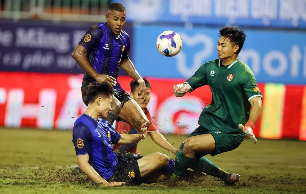 HA.GL trắng tay trong trận "thủy chiến" trên sân nhà trước Hải Phòng. Ảnh: ĐÔNG HUYỀN