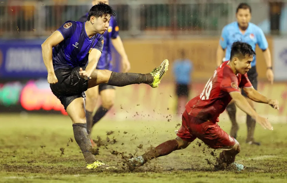 Trận "thủy chiến" giữa HA.GL và Hải Phòng ở vòng 2 V-League 2026-2027. Ảnh: ĐÔNG HUYỀN