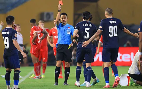 Văn Hậu nhận thẻ đỏ từ trọng tài Ngô Duy Lân. Ảnh: ĐỨC CƯỜNG