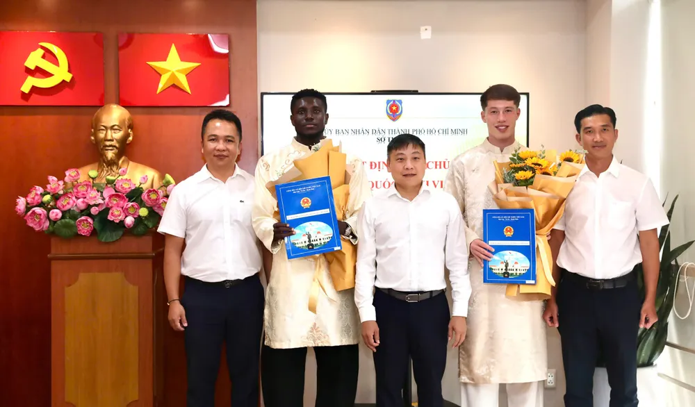 Lãnh đạo CLB Công An TPHCM trao hoa chúc mừng Olaha Mạnh Đức và Williams Minh Hoàng. Ảnh: DUY ANH