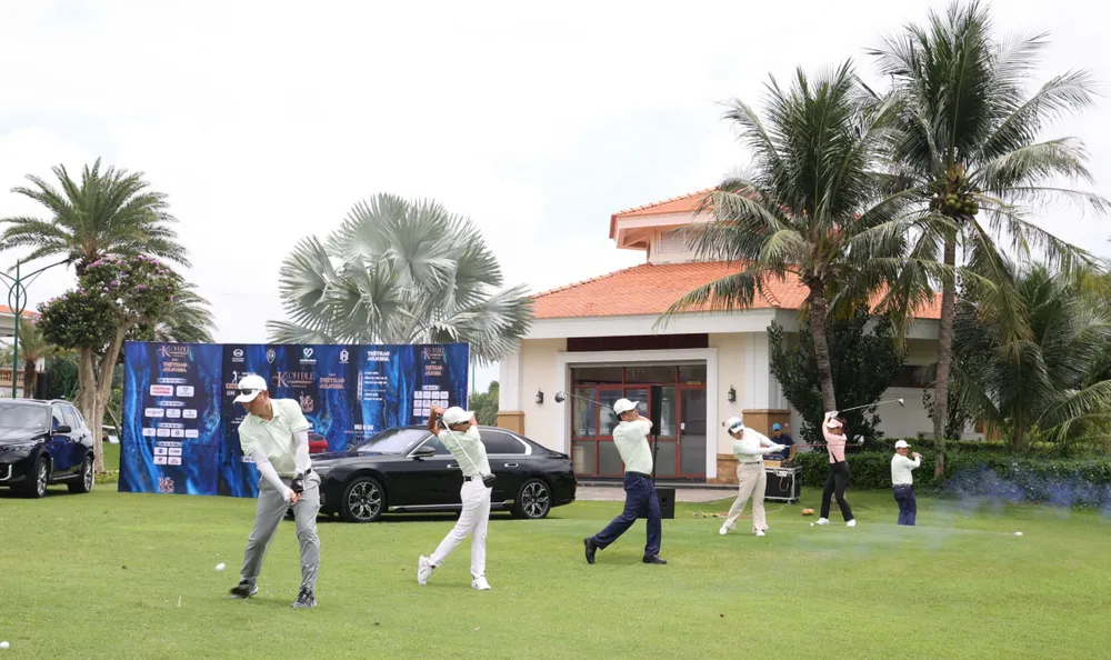 Nghi thức phát bóng khai mạc Giải golf KOHBLE Championship – Tranh Cúp Báo Thể thao và Văn hóa 2026. Ảnh: BTC