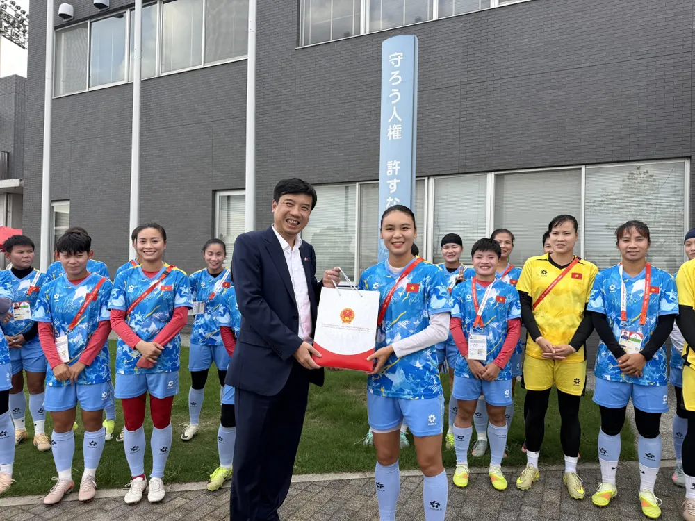 Ông Nguyễn Trường Sơn – Tổng Lãnh sự Việt Nam tại Osaka trao quà kỷ niệm đến đội tuyển nữ Việt Nam tại buổi gặp. Ảnh: VFF