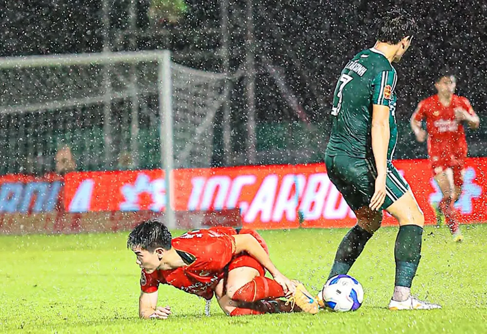 Đình Bắc nằm ôm chân sau pha phạm lỗi của Tấn Sinh. Ảnh: CAHN FC