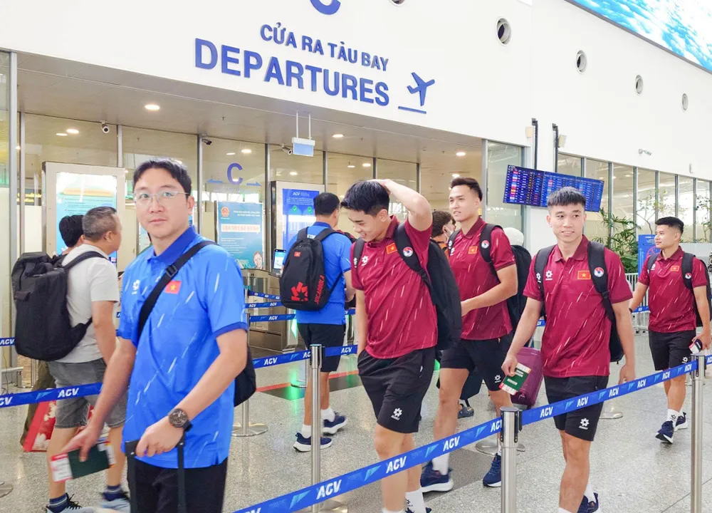 Đội tuyển Việt Nam tại sân bay Nội Bài sáng 23-9. Ảnh: ĐOÀN NHẬT