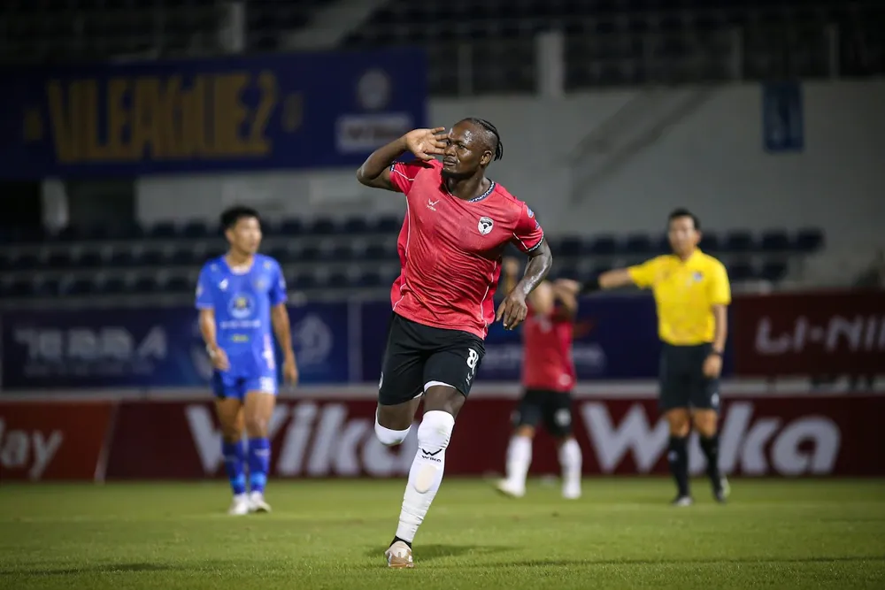 Victor Mansaray tiếp tục bùng nổ trên hàng công Thái Nguyên FC. Ảnh: DŨNG PHƯƠNG