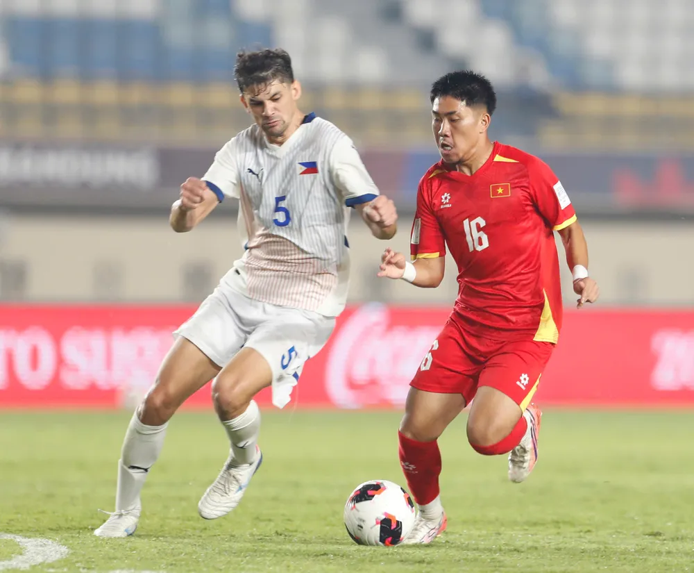Khoa Ngô (phải) là "bài tẩy" mà HLV Kim Sang-sik dành cho Thái Lan ở cuộc so tài ngày 29-9. Ảnh: ANH KHOA