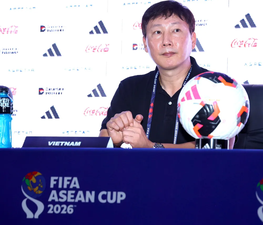 HLV Kim Sang-sik thừa nhận những khó khăn về lực lượng hiện tại của đội tuyển Việt Nam so với ASEAN Cup mới đây. Ảnh: ANH KHOA