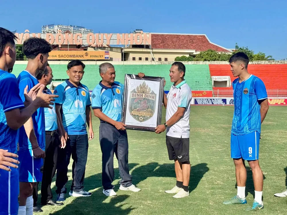 HLV Lê Minh Mính cùng Bình Định FC tại lễ xuất quân. Ảnh: CLB