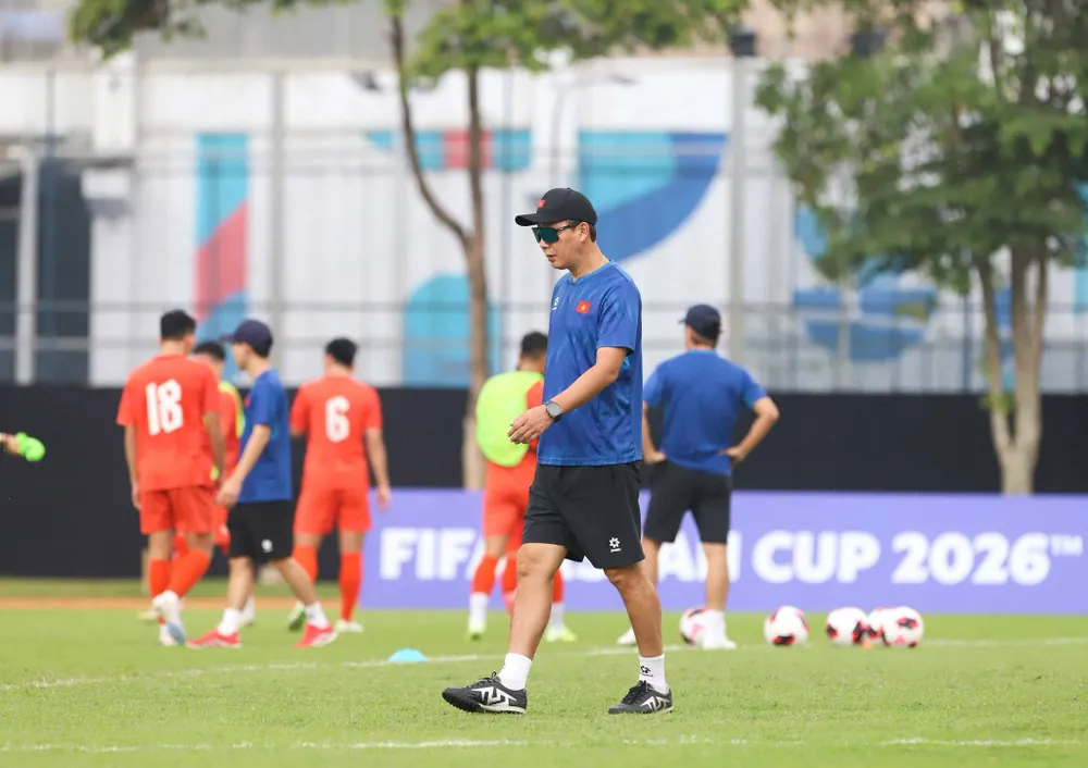 HLV Kim Sang-sik đối diện bài toán khó về lực lượng trong những ngày cuối năm. Ảnh: VFF