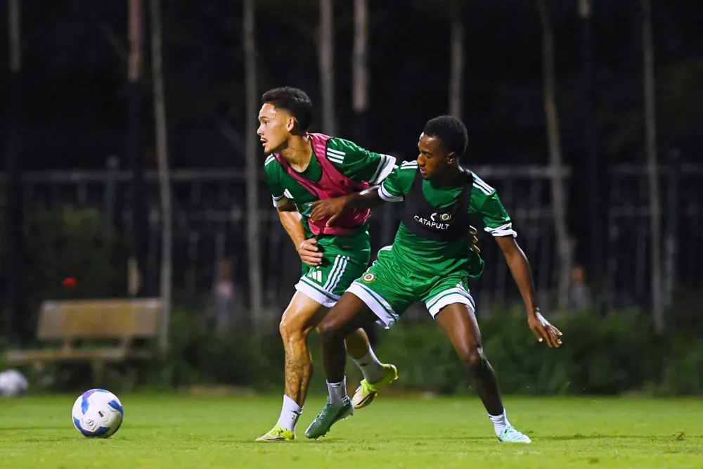 Kevin Felida (bên phải) được kỳ vọng sẽ làm cầu nối trên sân khi nhiều trụ cột của Hà Nội FC thiếu ổn định về phong độ. Ảnh: HNFC