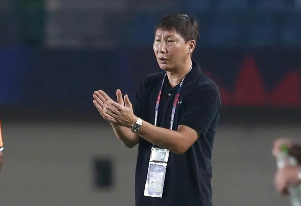 HLV Kim Sang-sik với nhiều áp lực thời kỳ "hậu" FIFA ASEAN Cup 2026. Ảnh: ANH KHOA