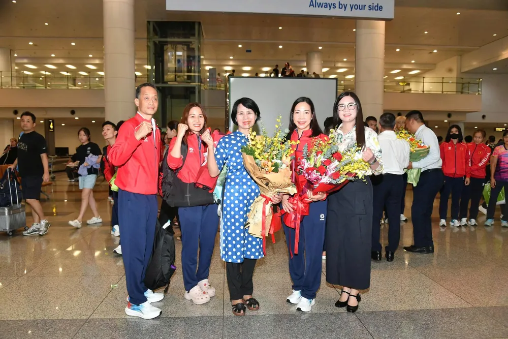 Phó Cục trưởng Cục TDTT Việt Nam Lê Thị Hoàng Yến (đứng giữa) đón đoàn tại ASIAD 20 vừa qua. Ảnh: TÂM MINH