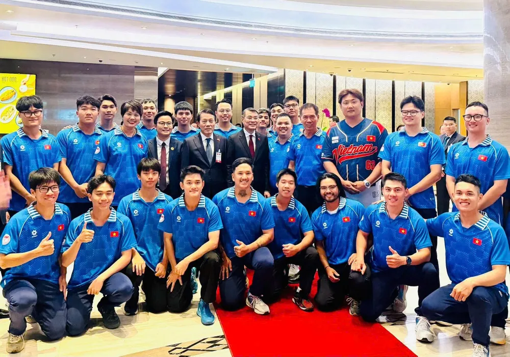 Thủ tướng Chính phủ Lê Minh Hưng chụp hình lưu niệm cùng đội tuyển bóng chày Việt Nam.