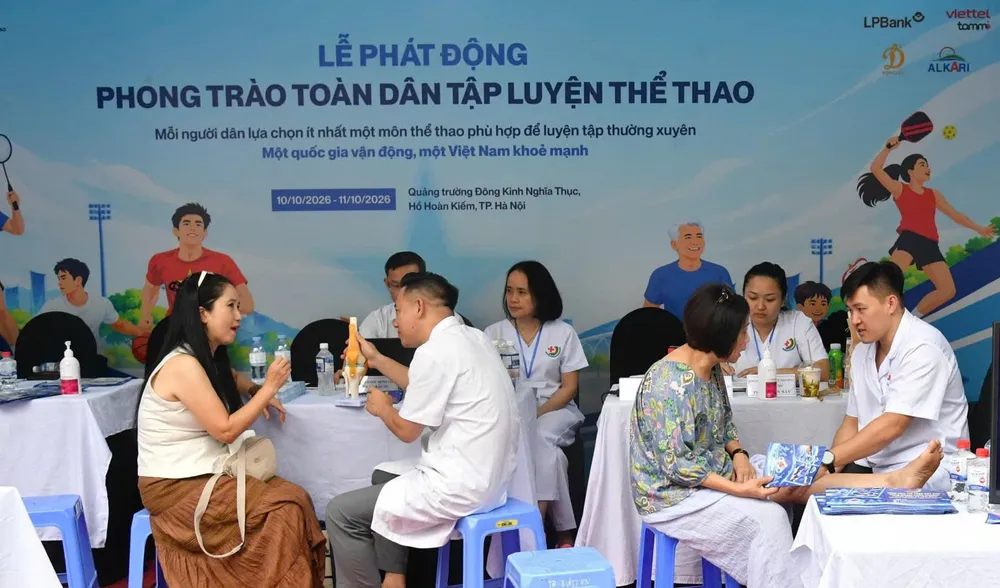 Lực lượng y, bác sĩ tiến hành thăm khám sức khỏe tại Lễ phát động Phong trào toàn dân tập luyện thể thao năm 2026. Ảnh: TÂM MINH