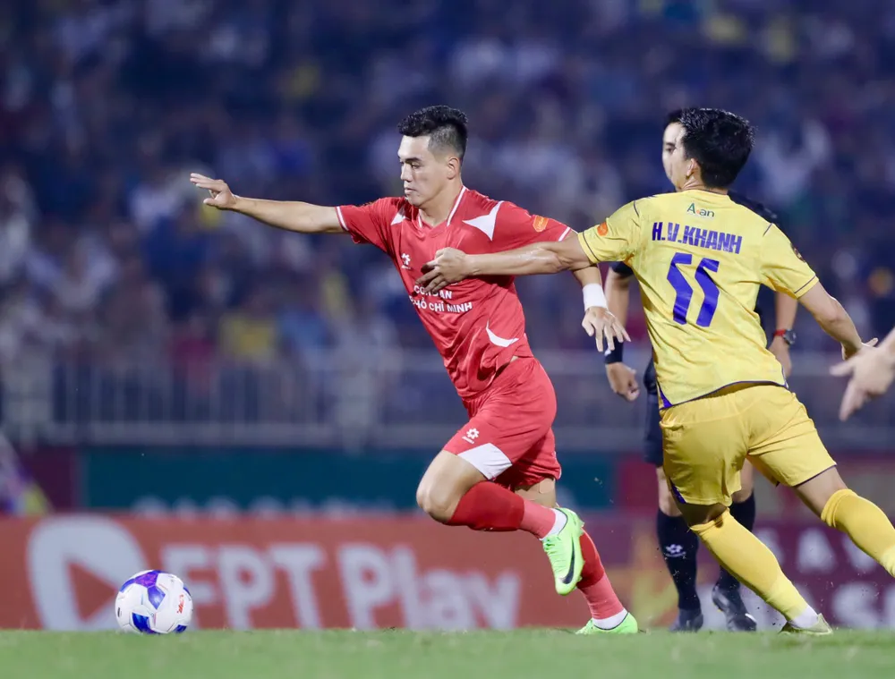 Tiến Linh ghi bàn mở tỷ số cho Công an TPHCM. Ảnh: DUY ANH