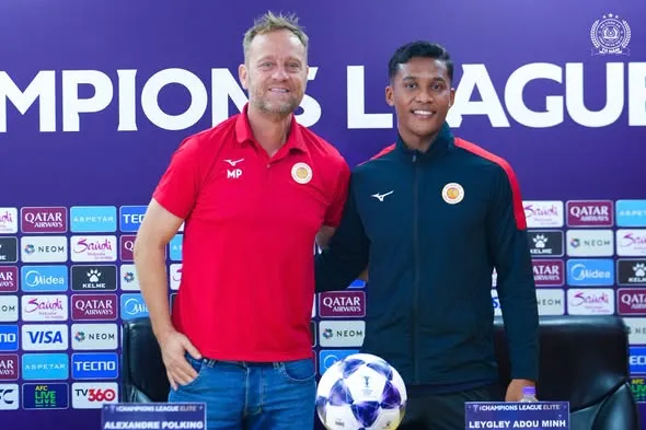 HLV Polking và hậu vệ Adou Minh tại buổi họp báo. Ảnh: CAHN FC