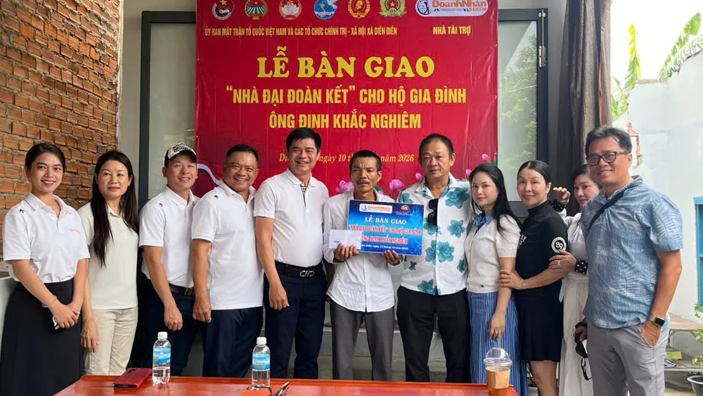 Ban Điều hành CLB Doanh nhân Sài Gòn trao nhà cho ông Đinh KHắc Nghiêm.