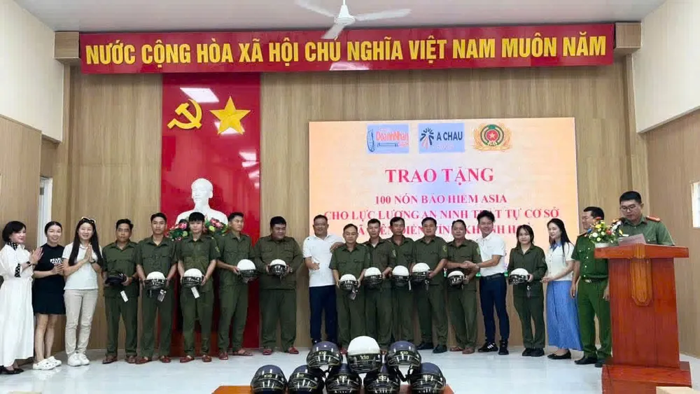 CLB và Nhà tại trợ Á Châu trao nón cho lực lượng an ninh trật tự xã Diên Điền.jpg
