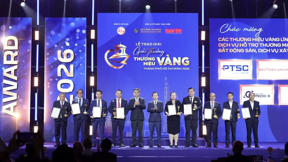 Ông Nguyễn Lộc Hà - Ủy viên Ban Thường vụ Thành ủy, Phó Chủ tịch Thường trực Ủy ban Nhân dân TPHCM cùng nhà báo Trần Xuân Toàn - Tổng biên tập Báo điện tử Tuổi Trẻ đại diện trao giải cho các doanh nghiệp.