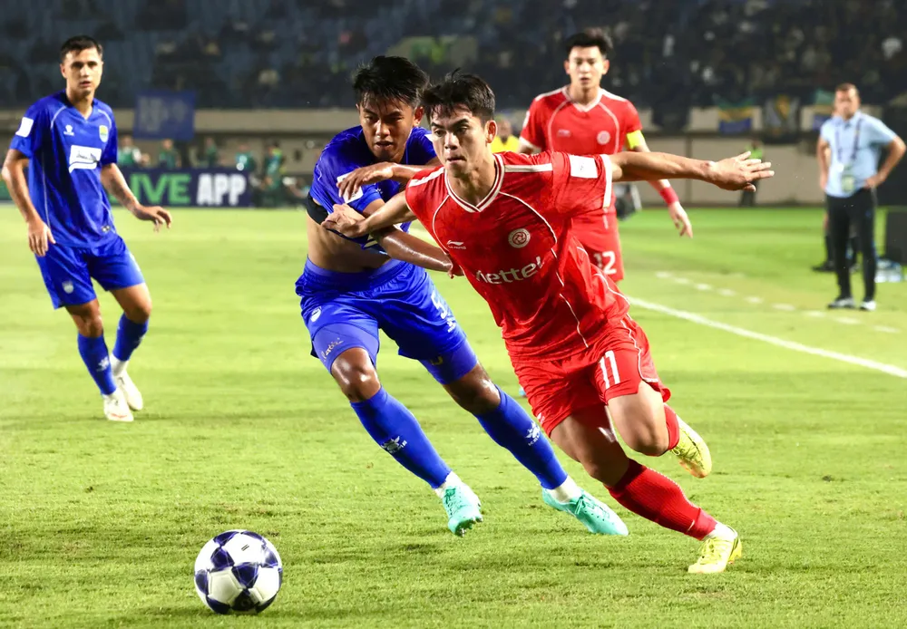 Khuất Văn khang nỗ lực qua người hậu vệ Persib Bandung. Ảnh: TCVT FC