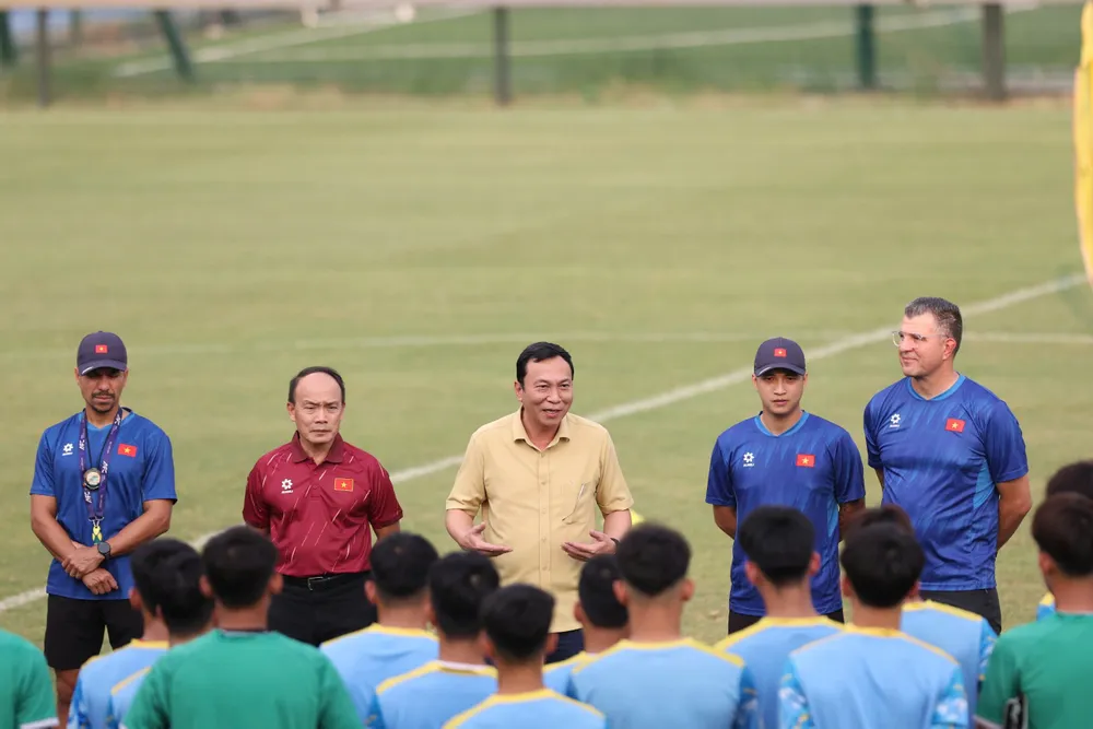 Lãnh đạo VFF thăm đội tuyển U17 Việt Nam vào chiều 15-10. Ảnh: ĐOÀN NHẬT