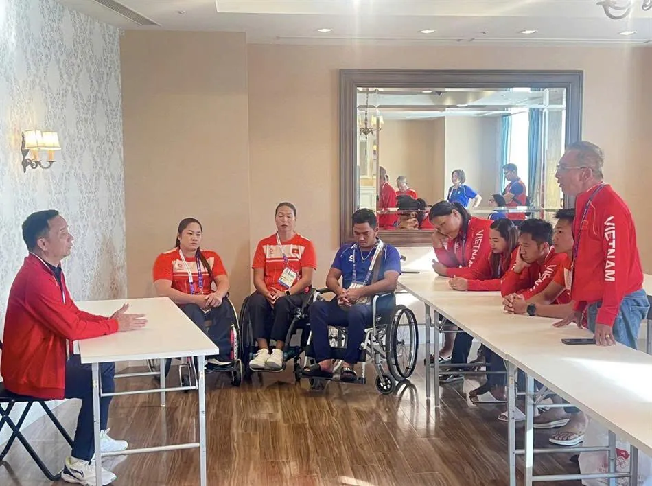 Trưởng đoàn Nguyễn Trọng Hổ kiểm tra và động viên các đội thể thao Việt Nam tại Nhật Bản. 