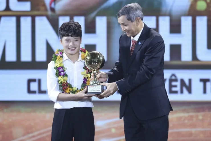 Qua-bong-Vang-Viet-Nam-2023-Thai-Son-doat-giai-cau-thu-tre-hay-nhat-Thanh-Luong-duoc-vinh-danh-428165445_7594323380588257_4999273267383558171_n-1708352184-70-width740height495.jpg