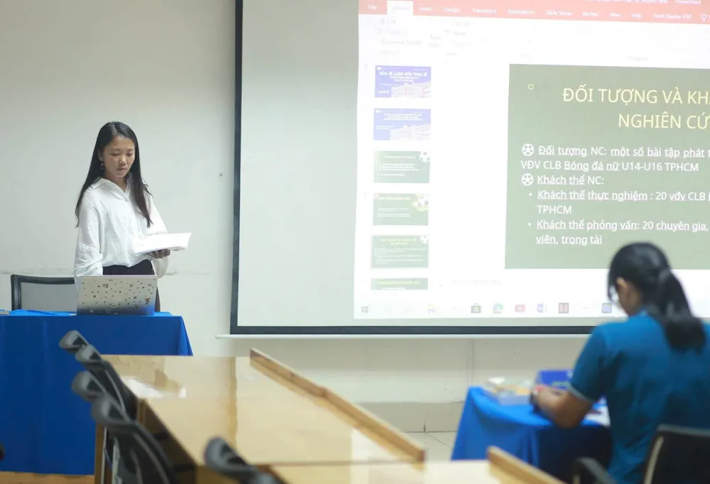 Huỳnh Như bảo vệ luận văn chuyên ngành giáo dục thể chất. Ảnh: FBNV