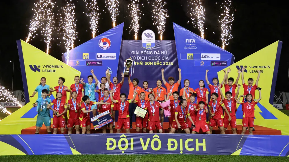 CLB nữ TPHCM I trong đêm đăng quang tối 18-10. Ảnh: HOÀNG TRIỀU