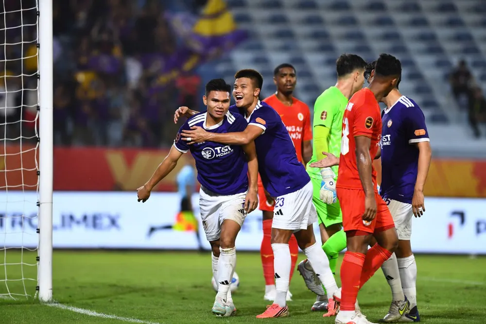 Xuân Mạnh, Văn Tùng lần lượt tỏa sáng đem 3 điểm về cho Hà Nội FC. Ảnh: HNFC