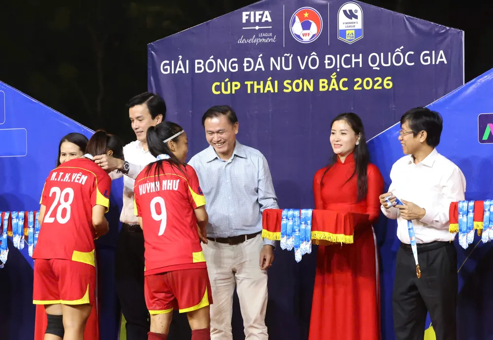 Ông Trần Anh Tú - Phó chủ tịch VFF, Chủ tịch HFF trao HCV cho Huỳnh Như và CLB TPHCM tại lễ trao giải. Ảnh: HOÀNG TRIỀU