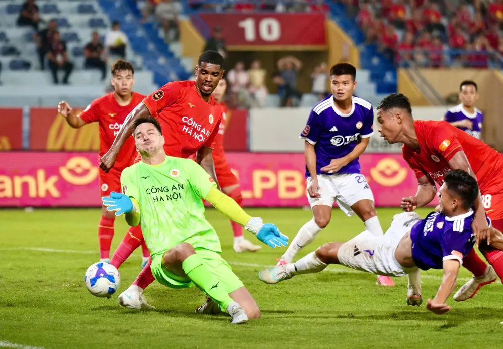 Cuộc cạnh tranh tìm vị trí đá chính tại V-League với các cầu thủ trẻ ngày càng khó khăn. Ảnh: VPF