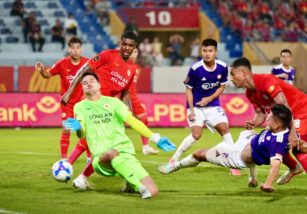 CAHN và cú ngã trên sân nhà mới đây khi để thua Hà Nội FC 1-2. Ảnh: VPF