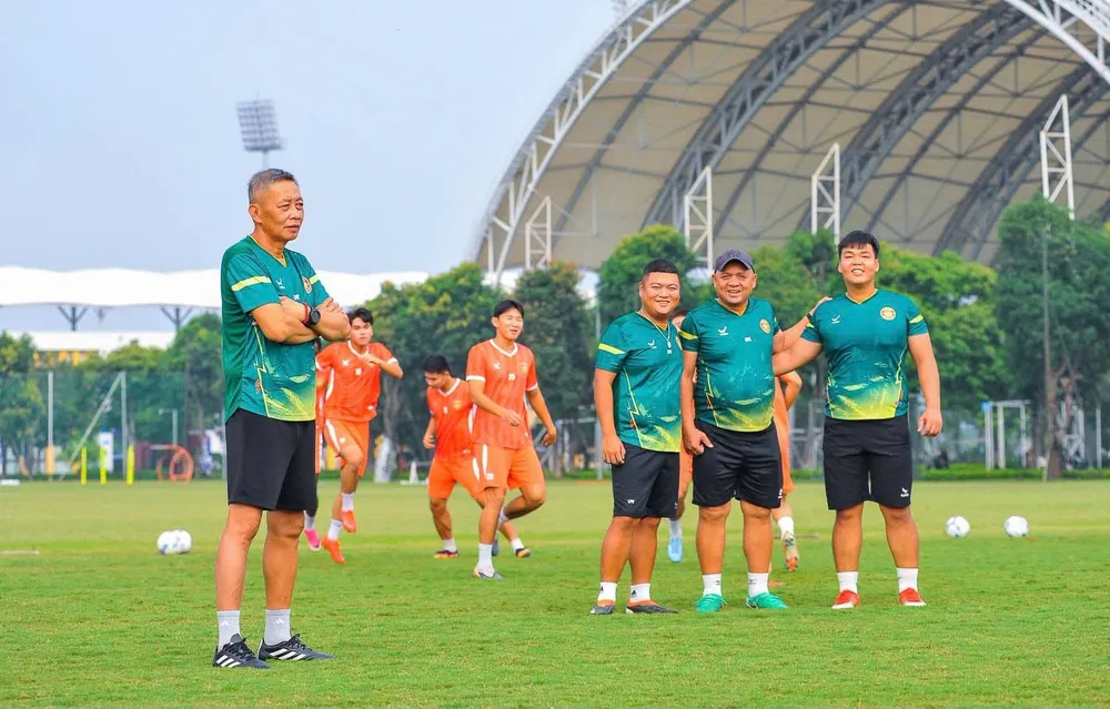 HLV Bùi Đoàn Quang Huy bị cấm chỉ đạo ở vòng 4 giải hạng Nhất do lãnh đủ 3 thẻ vàng. Ảnh: FBNV