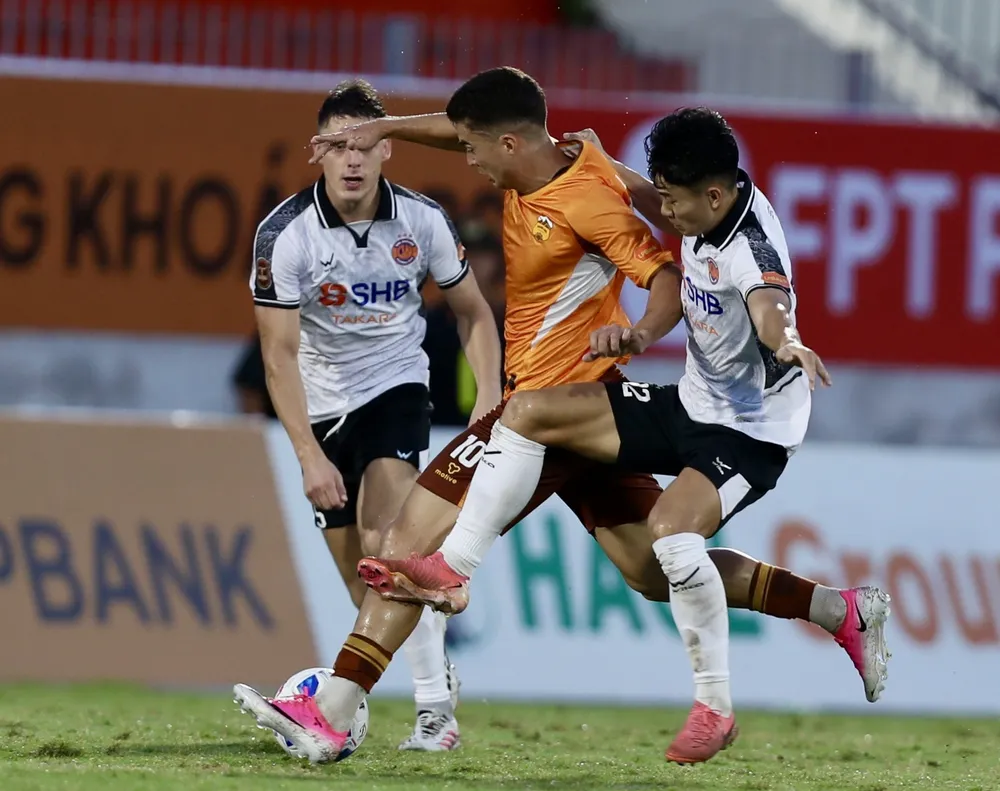 Hàng công HAGL bùng nổ trong trận thắng SHB Đà Nẵng 3-0. Ảnh: MINH TRẦN